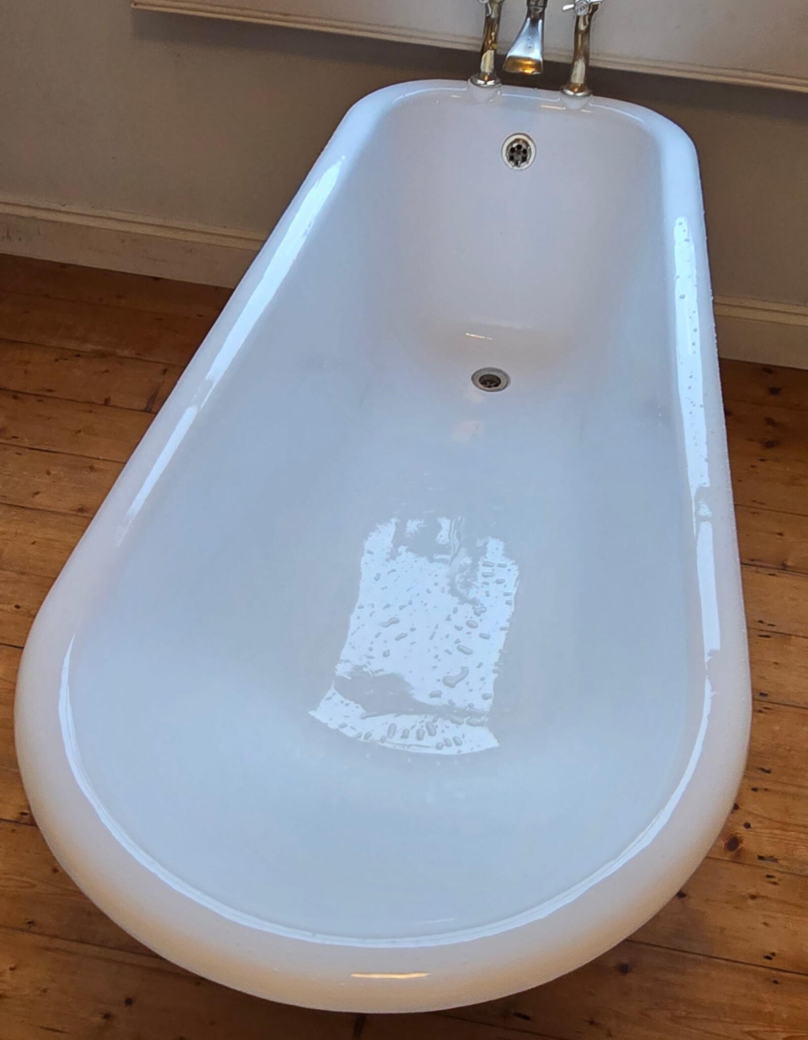 OLD CAST IRON BATH FINISHED TO A HIGH GLOSS FINISHED IN SOMERSET OLD CAST IRON BATH FINISHED TO A HIGH GLOSS FINISHED IN SOMERSET